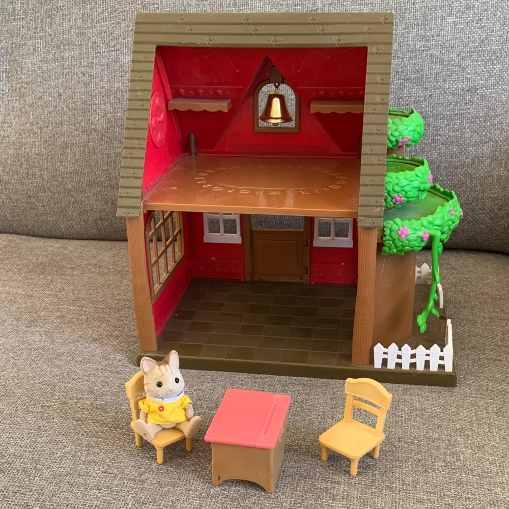 Li’l Woodzeez Woodland Schoolhouse Playset with Accessories - Picture 8 of 9